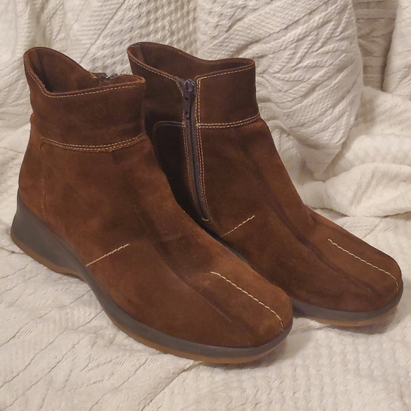 La CANADIENNE Shoes - La Canadienne Brown Waterproof Suede Bootie Sz 8.5
